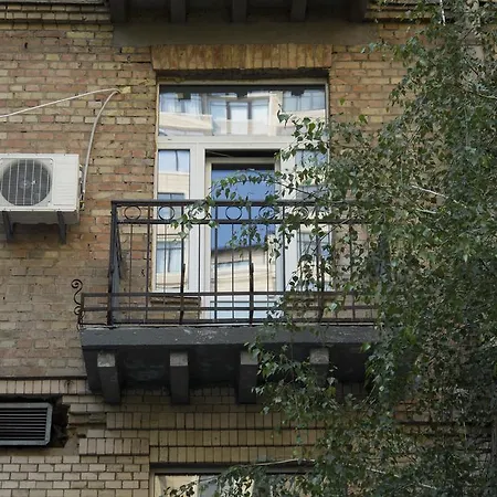 On Khreschatyk 21